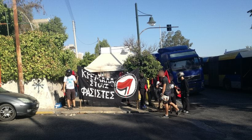 Αγριο ξύλο αντιεξουσιαστών με χρυσαυγίτες στο Πέραμα – Eπί 30 λεπτά έπεφτε το ξύλο της αρκούδας